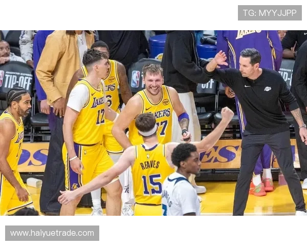 雷迪克称赞东契奇与里夫斯默契配合将提升进攻活力 雷迪克称赞东契奇与里夫斯默契配合将提升进攻活力